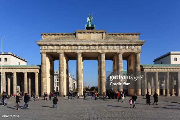 brandenburger tor (brandenburg gate) - (berlin, germany) - pariser platz stock-fotos und bilder
