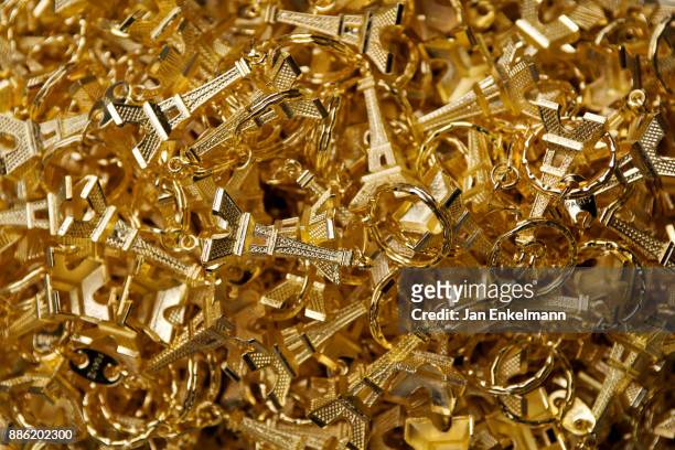 golden key rings in the shape of the eiffel tower - eiffel tower stock-fotos und bilder
