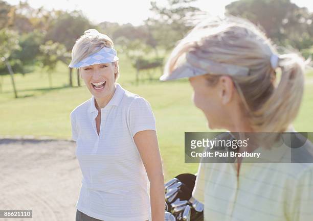 damen golf spielen - golftasche ziehen stock-fotos und bilder