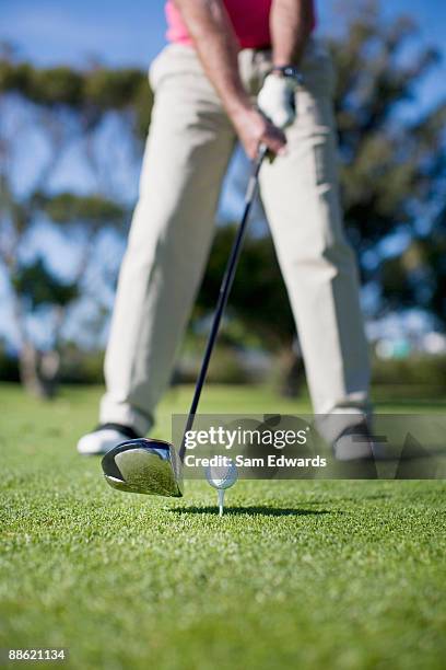 close up of golf club about to hit golf ball - 球座 個照片及圖片檔