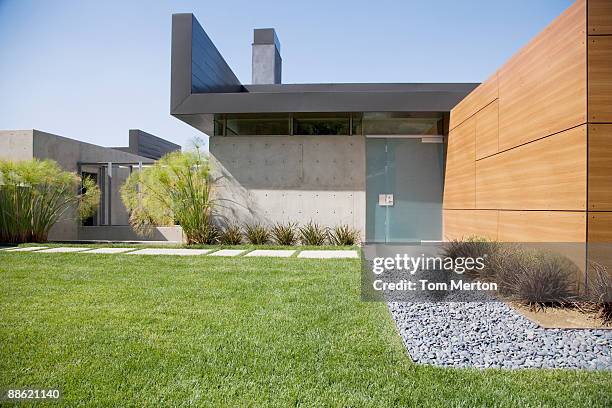 exterior da casa moderna - relvado imagens e fotografias de stock