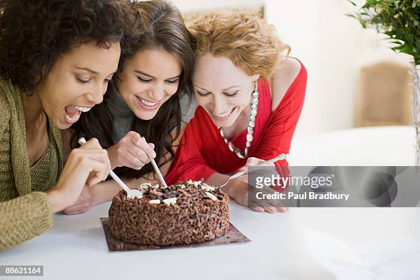 amis manger gâteau au chocolat - indulgence photos et images de collection