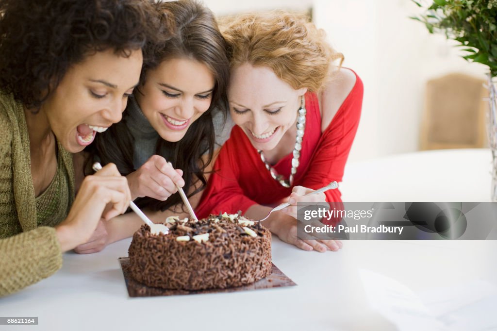 ご友人とのチョコレートケーキを食べる