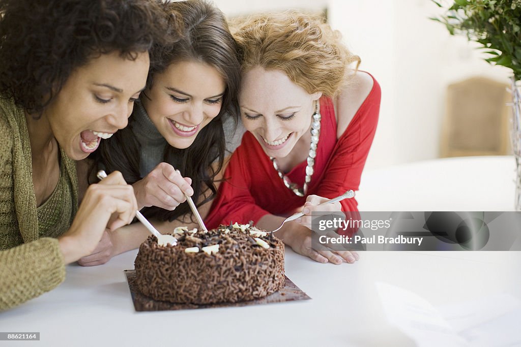 Amigos comendo bolo de chocolate