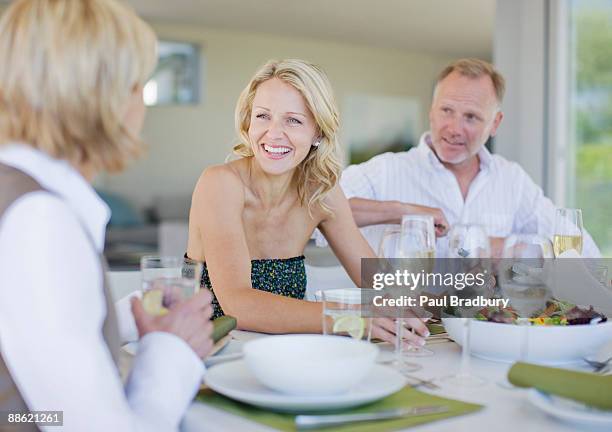 amici avendo una cena insieme - maschio con gruppo di femmine foto e immagini stock