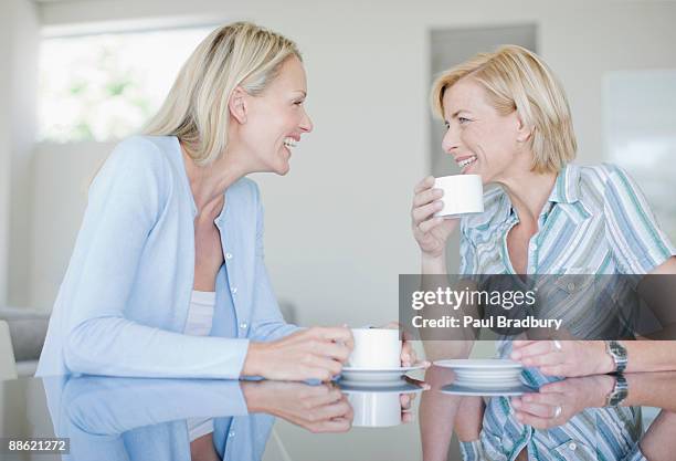 frauen trinken kaffee zusammen - schwester stock-fotos und bilder