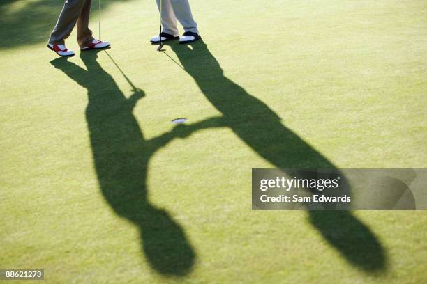 homem dar um aperto de mão no putting green - golfista imagens e fotografias de stock