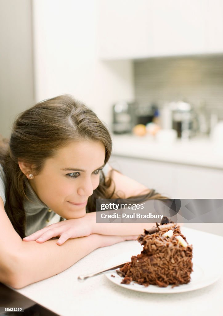 Mujer mirando pastel de chocolate