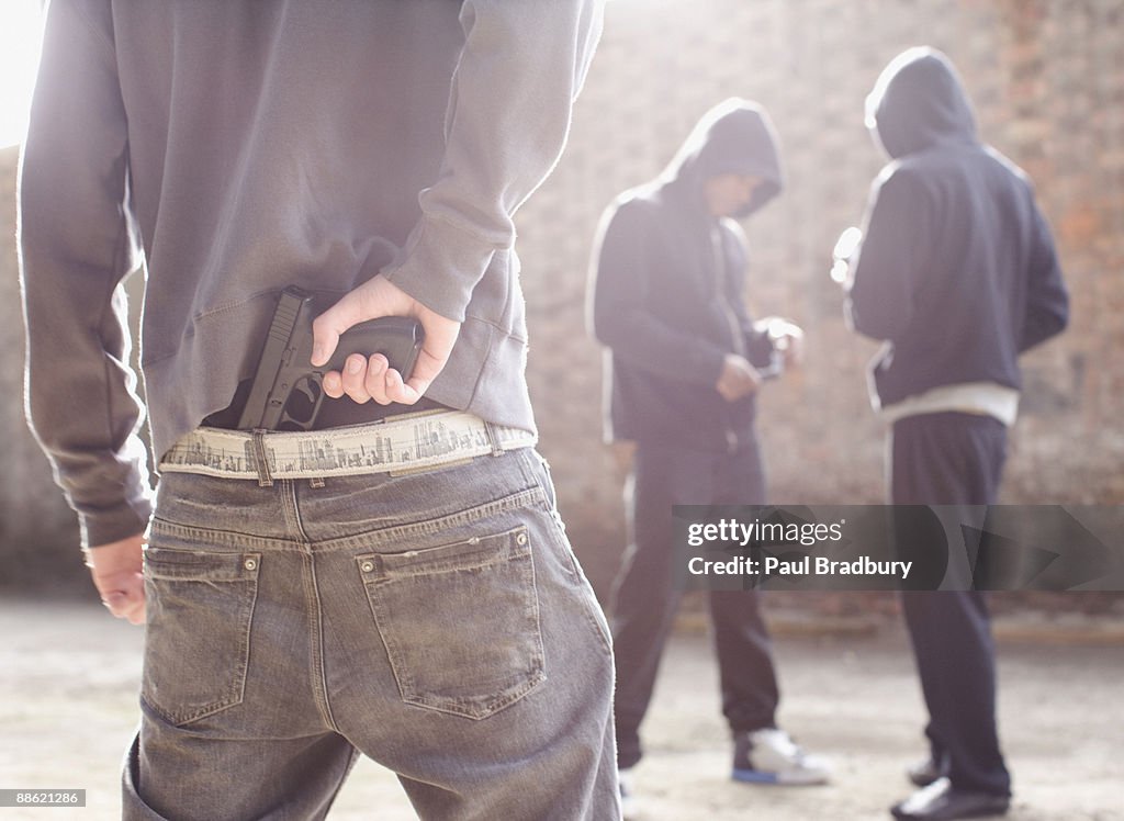 Hombre con pistola estamos privando de traficantes de drogas