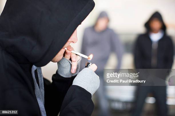 mann, die beleuchtung haschisch zigarette - cannabis narcotic stock-fotos und bilder