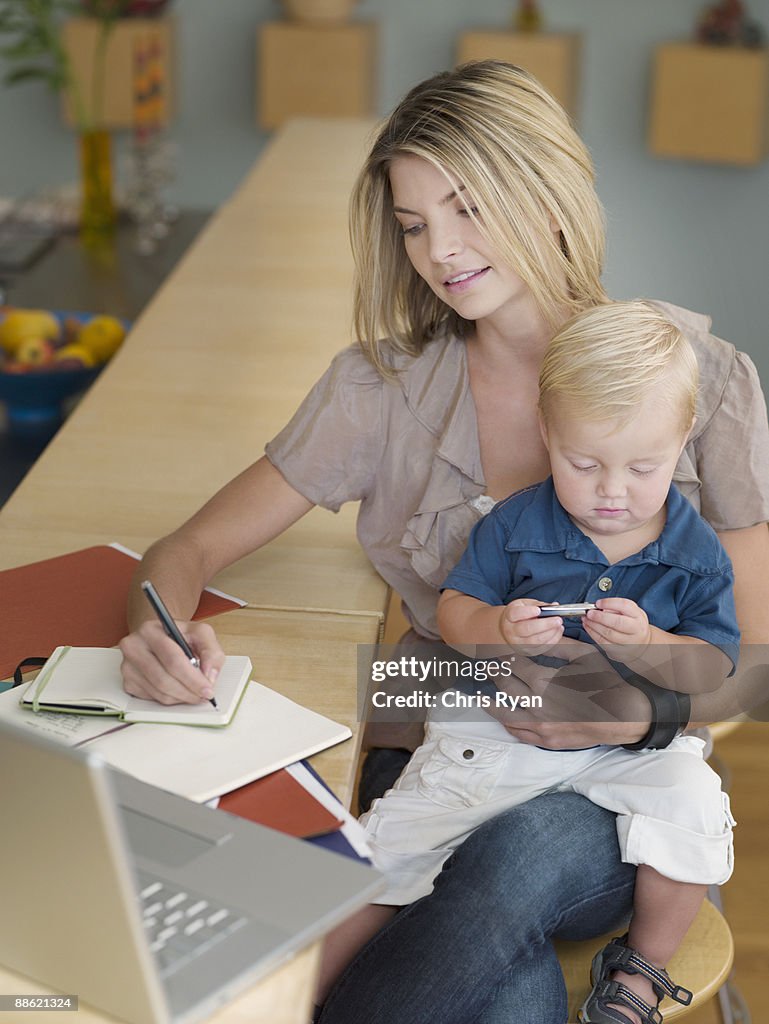 Trabajo de la madre y del hijo en computadora retención