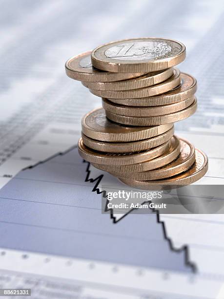 Stack Of Euro Coins On Descending Line Graph, ストックフォト