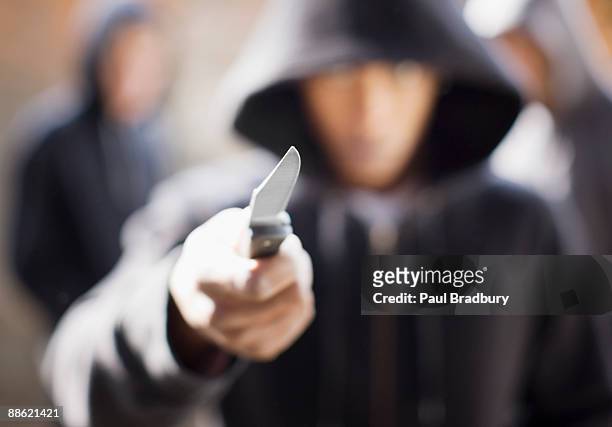 mann mit messer droht tasche - knife weapon stock-fotos und bilder