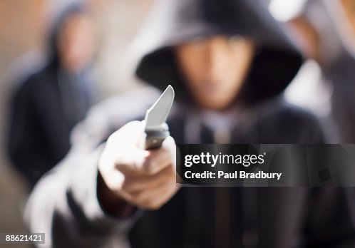 Uomo minaccioso con Coltello da tasca Uomo minaccioso con Coltello da tasca