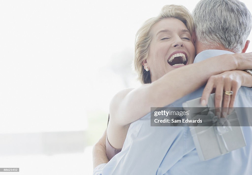 Mann geben Geschenk Frau Jubiläum