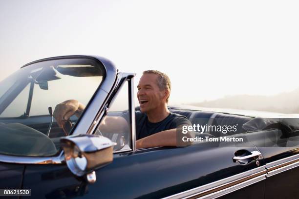 hombre conducción convertible - descapotable fotografías e imágenes de stock