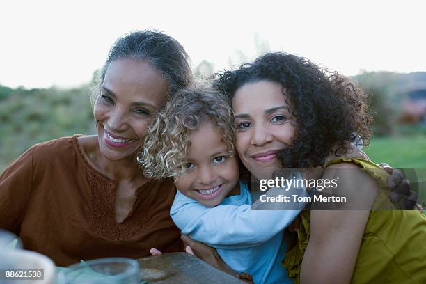 afrikanische familie umarmen - native african ethnicity stock-fotos und bilder
