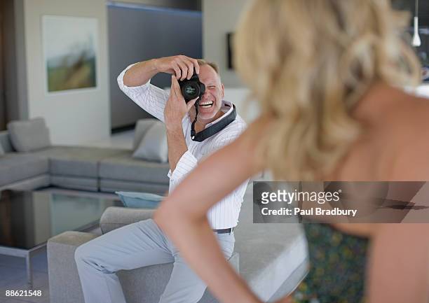 man taking photograph of wife - heteroseksueel koppel stockfoto's en -beelden
