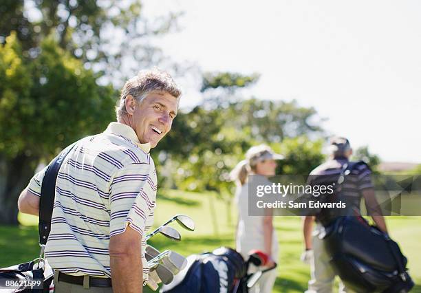 carregando sacos de golfe de amigos - golfer - fotografias e filmes do acervo