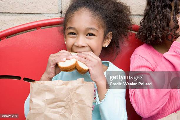 girl eating lunch at recess - school lunch stockfoto's en -beelden