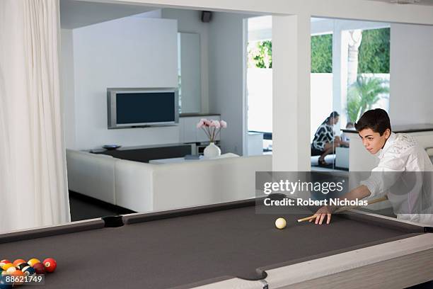 boy playing pool - anstossen stock-fotos und bilder