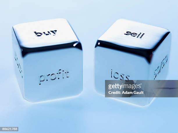 close up silver cubes with sayings on them - sold palabra en inglés fotografías e imágenes de stock