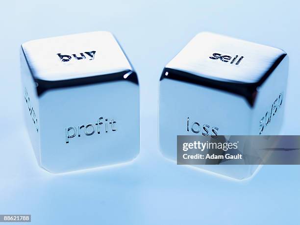 close up silver cubes with sayings on them - bear market (expressão inglesa) imagens e fotografias de stock