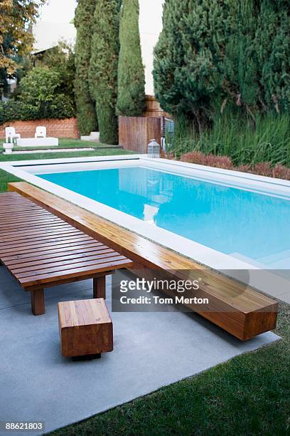 moderno in legno, sedia a sdraio accanto alla piscina - garden furniture foto e immagini stock