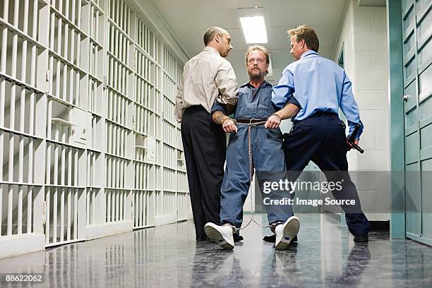 prisoner being dragged down corridor - prison guard 個照片及圖片檔