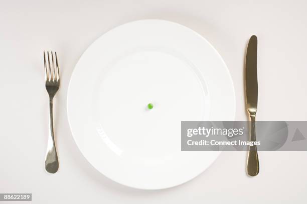 a pea on a plate - grupo pequeno de objetos imagens e fotografias de stock
