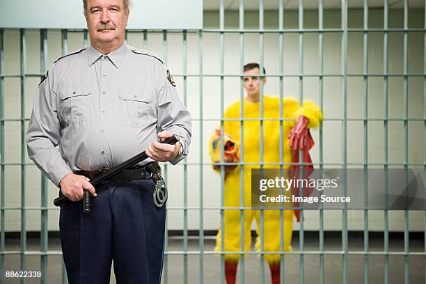 guard and prisoner in chicken suit - prison guard 個照片及圖片檔