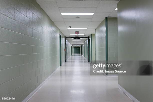 corridor - police station fotografías e imágenes de stock