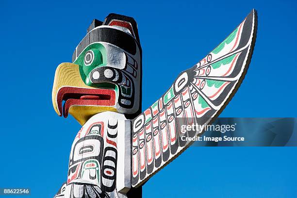 thunderbird totem pole in stanley park - tótem fotografías e imágenes de stock