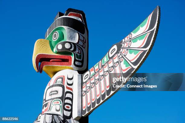thunderbird totem pole in stanley park - totem pole stock pictures, royalty-free photos & images