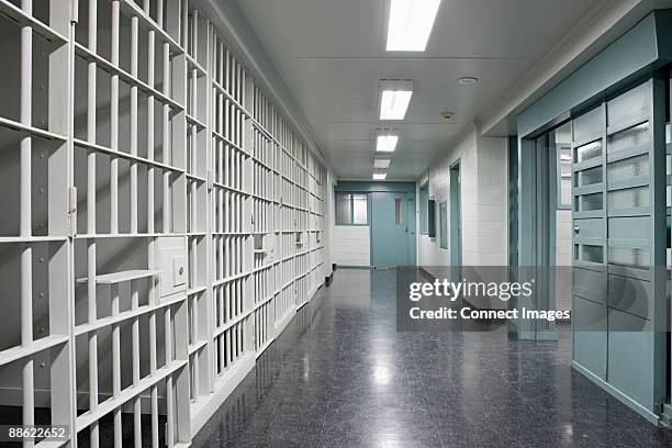 prison corridor - cellule de prison photos et images de collection
