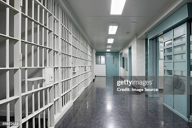prison corridor - police station ��個照片及圖片檔
