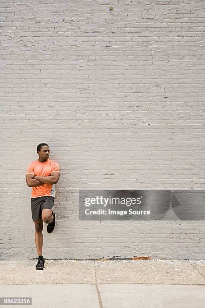 runner leaning on wall - leaning stock pictures, royalty-free photos & images