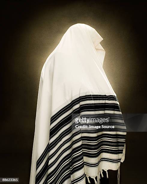 a rabbi wearing a prayer shawl - jewish prayer shawl stock-fotos und bilder