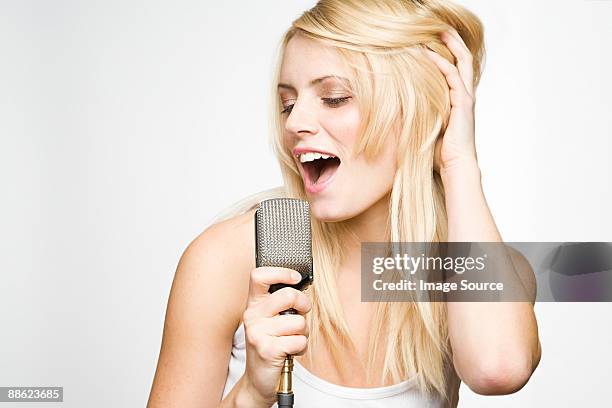 a young woman singing - blonde female singers - fotografias e filmes do acervo