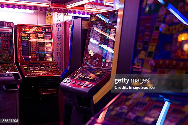 slot machines in amusement arcade - arcade photos et images de collection