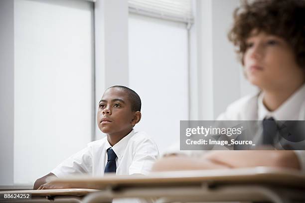 ragazzi in aula - educazione di scuola privata foto e immagini stock