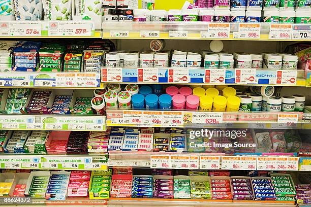 chewing gum on a supermarket shelf - chewing gum pack photos et images de collection