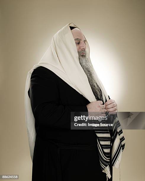 a rabbi wearing a prayer shawl - rabbi stockfoto's en -beelden