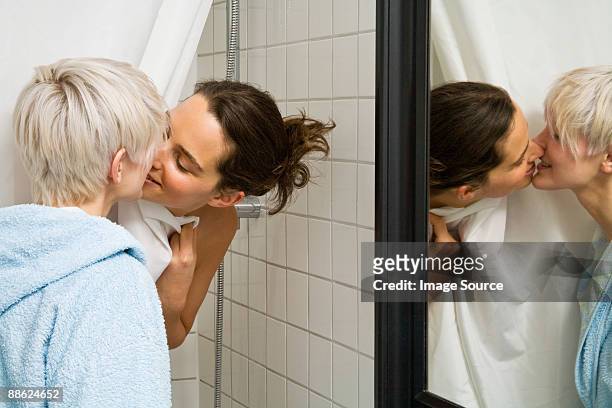 a lesbian couple kissing - couple and kiss and bathroom 個照片及圖片檔