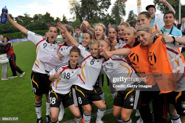 The team of Germany celebrate after winning the UEFA Women's U17 Championship semifinal match between Germany and France at the Colovray stadium on...
