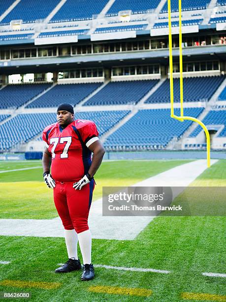 professional football lineman in empty stadium - football lineman imagens e fotografias de stock