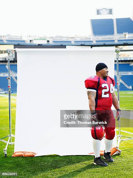 football player in front of white background - american football on screen stockfoto's en -beelden