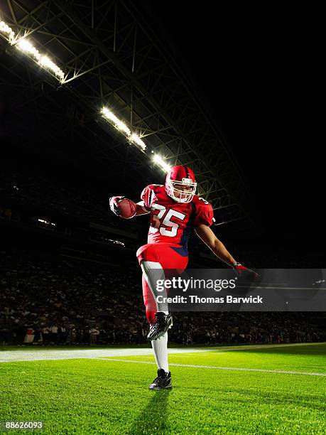 football player celebrating in end zone - touchdown 個照片及圖片檔