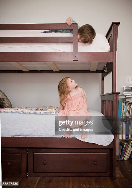 children playing on bunkbed - litera fotografías e imágenes de stock