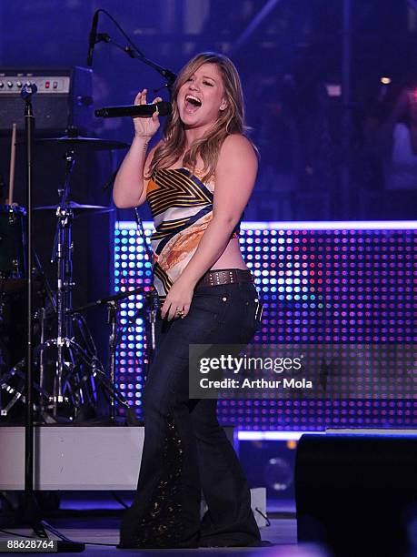 Kelly Clarkson performs at the 20th Annual MuchMusic Video Awards at the MuchMusic HQ on June 21, 2009 in Toronto, Canada.